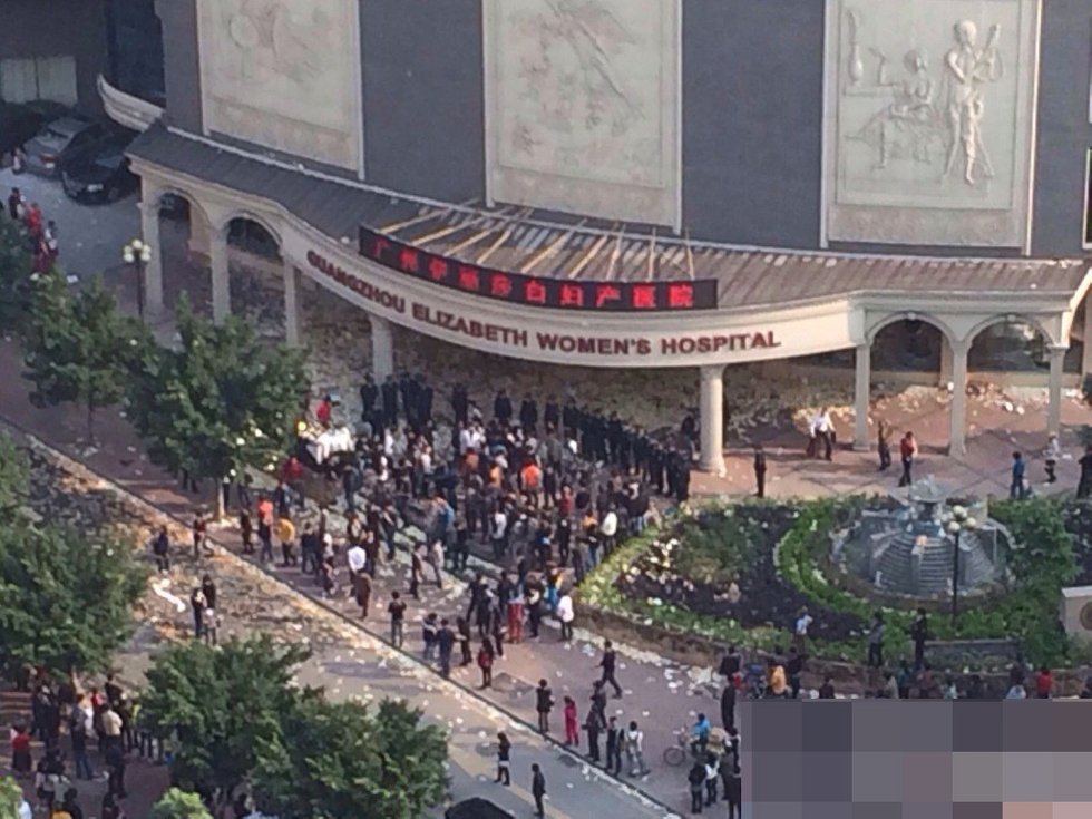 广州病患家属聚众怒砸一妇产医院 遍地狼藉