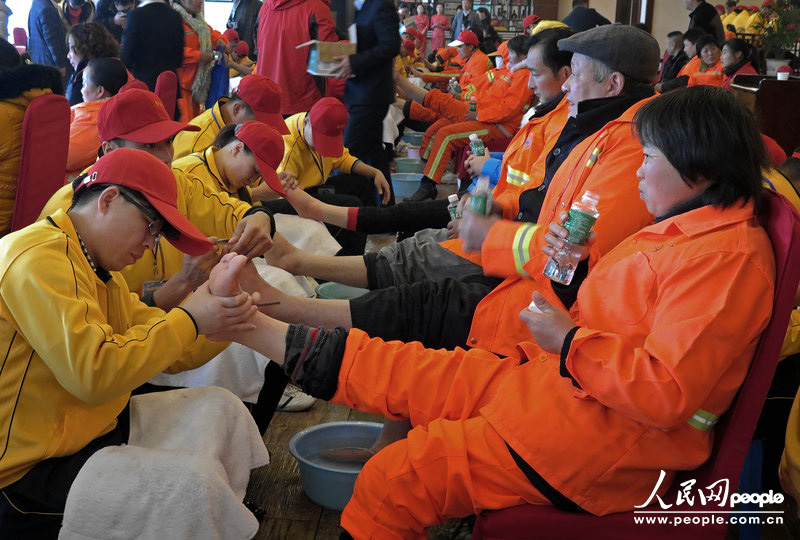 12月9日，南京，参加全国首届修脚师职业技能竞赛的130多位优秀选手举行公益活动，免费为当地200多位环卫工人修脚。田鸣/CFP