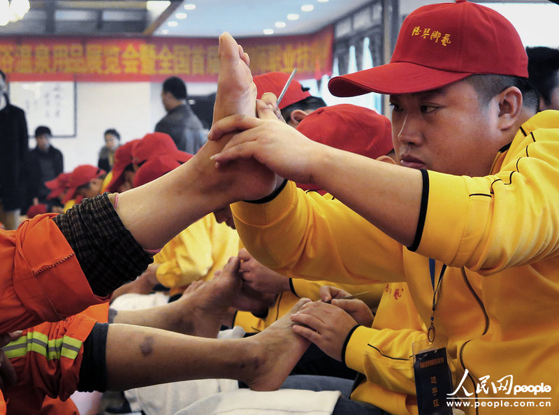 12月9日，南京，参加全国首届修脚师职业技能竞赛的130多位优秀选手举行公益活动，免费为当地200多位环卫工人修脚。田鸣/CFP