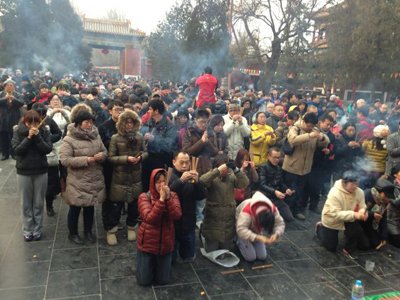 男子抢得雍和宫年初一“头香” 排队坚守48小时