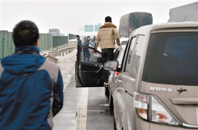 雨雪阻返程 全国64条高速公路80个路段封闭
