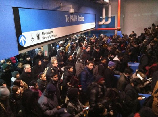 纽约自由大厦高处掉冰块 惊险万分吓坏路人(图)