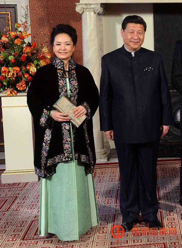 主席夫妇穿中服外交再提民族品牌自信