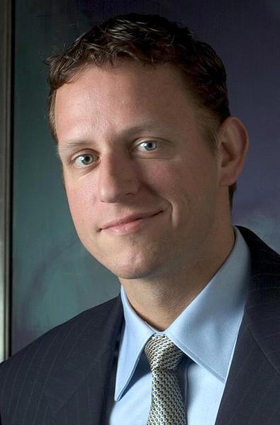 彼得·泰尔/Peter Thiel

	Facebook的早期投资人彼得·泰尔凭借大数据咨询公司Palantir Technologies成为了又一大赢家，他还是Palantir的一位联合创始人。去年12月，Palantir进行的新一轮融资使其估值高达90亿美元，最大持股人泰尔手中约12%股份，其价值超过了10亿美元。泰尔还是贝宝（PayPal）的一名联合创始人，并且仍然坐镇Facebook董事会。泰尔本来持有这家社交网络公司10%的股份，但2012年5月Facebook上市时，他卖掉了手中的大部分股份。泰尔旗下拥有多个创投公司，其中包括创始人基金（Founders Fund），该基金的既定目标是投资那些能够引起巨大科技变化的公司。几笔著名的投资包括：Airbnb、Practice Fusion和支付公司Stripe。泰尔的思想有点古怪，他认为科技鲜少会重复自身：“在某种意义上，科技按说是非重复性的。科技史上的每一个时刻都是绝无仅有的。”作为Palantir的董事长，泰尔自己向位于加州帕洛阿托尔的这家公司投资了4,000万美元。他坚信，该公司会像Facebook一样价值非凡。
