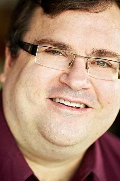 里德·霍夫曼/Reid Hoffman

	硅谷最有人脉的里德·霍夫曼，参与创建了当地最成功的两家社交网络公司。霍夫曼是LinkedIn的联合创始人兼董事长，如今这家公司已构成了其大部分财富；霍夫曼还支持Facebook，与好友马克·平卡斯（Mark Pincus）一起，在早期阶段向马克·扎克伯格（Mark Zuckerberg）及这家公司的产品进行投资。他表示，自己的最大遗憾之一就是错过了投资Twitter的机会，当初Twitter从播客公司Odeo中分拆出来时就应出手。作为格雷洛克公司（Greylock）的一名合伙人，他领导了该公司对Groupon和Airbnb的投资。他还在几家非盈利机构担任董事，其中私对私小额贷款机构Kiva寻求通过微金融对抗贫困。霍夫曼是“贝宝党”的一员，还曾是该支付公司的元老级员工之一，后来贝宝被卖给电子港湾（eBay）。在1998年加入贝宝之前，霍夫曼曾创办过交友网站SocialNet，虽然以失败告终，SocialNet被视为社交网站的鼻祖。