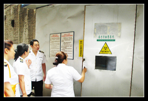 图为四川宜宾县卫生执法监督大队开展的“医疗垃圾强监管”活动。