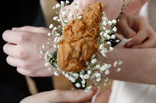 【环球网综合报道】据英国《每日邮报》4月14日报道，9日，视频网站YouTube上传了一段视频，介绍了肯德基最近推出的用炸鸡做成的手花。