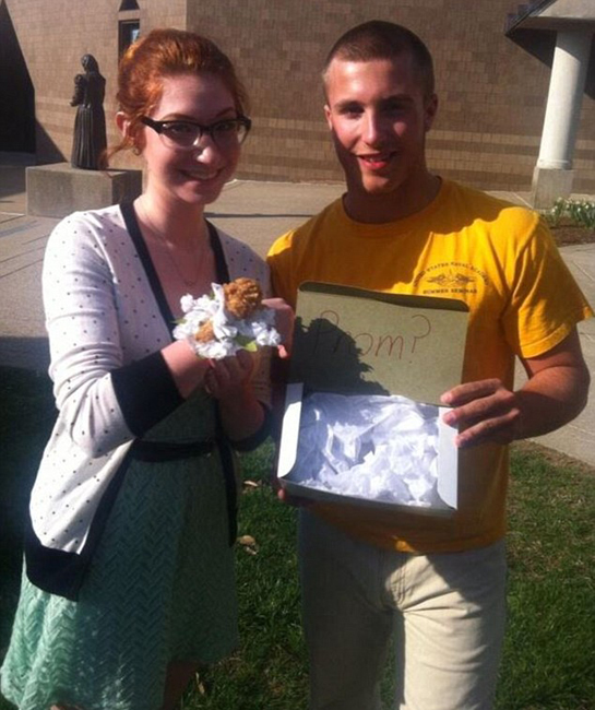 【环球网综合报道】据英国《每日邮报》4月14日报道，9日，视频网站YouTube上传了一段视频，介绍了肯德基最近推出的用炸鸡做成的手花。