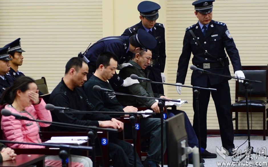 刘汉出庭受审 情绪失控痛哭