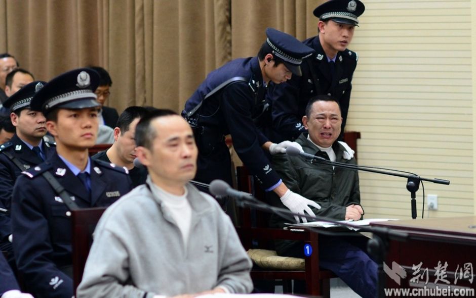 刘汉出庭受审 情绪失控痛哭