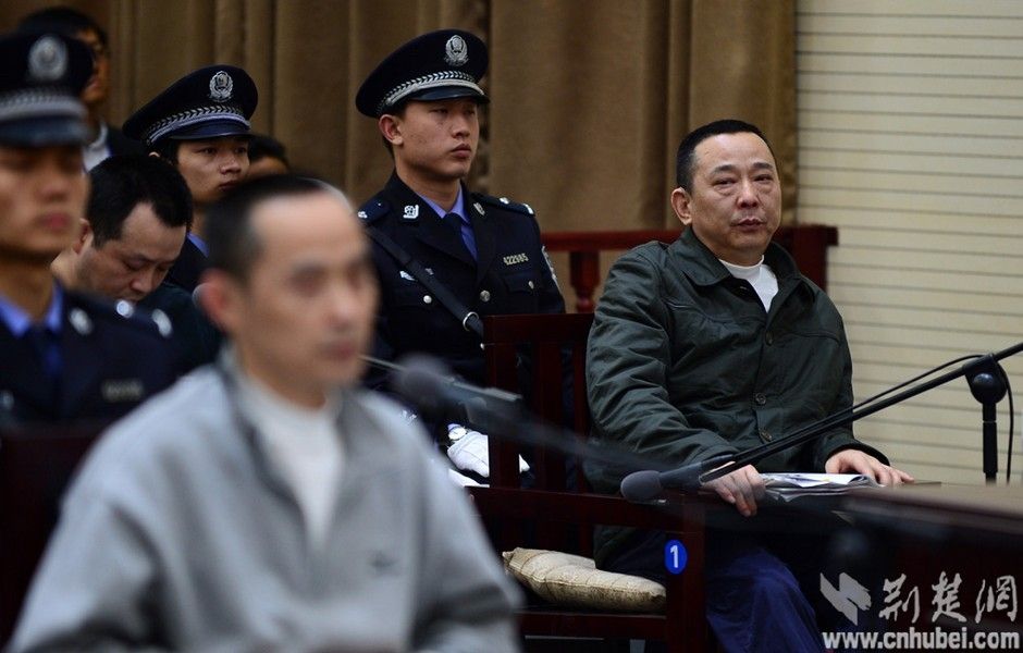 刘汉出庭受审 情绪失控痛哭