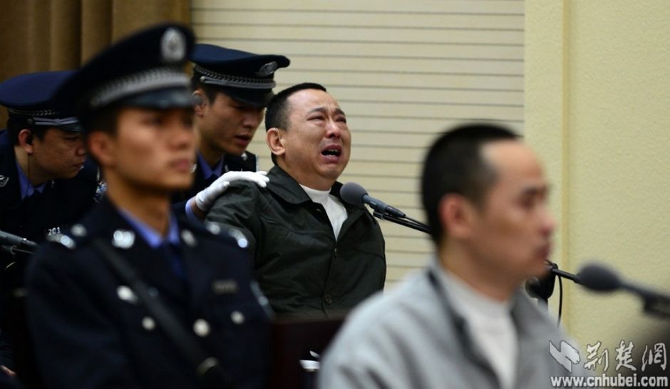 刘汉出庭受审 情绪失控痛哭