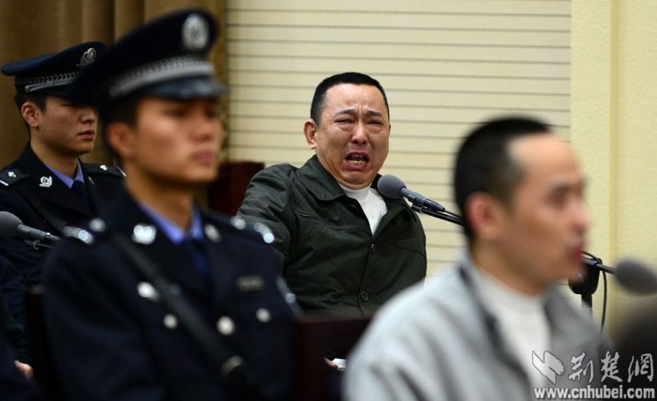 刘汉出庭受审 情绪失控痛哭