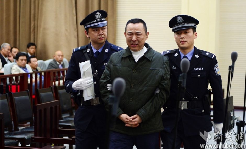 刘汉出庭受审 情绪失控痛哭 