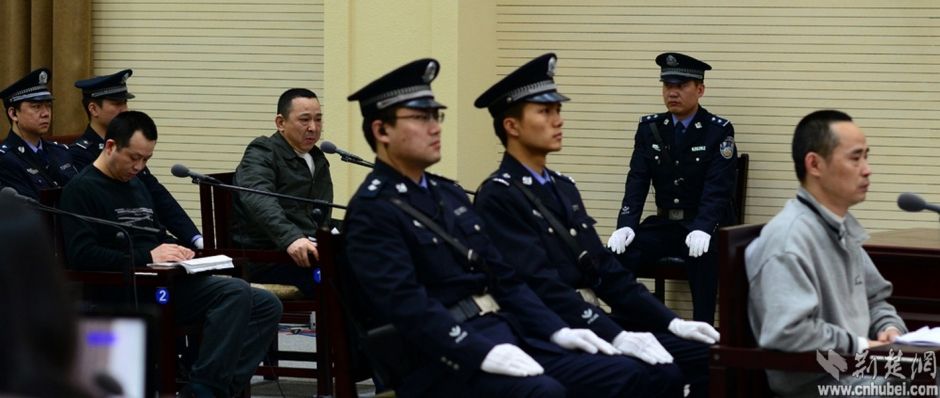 刘汉出庭受审 情绪失控痛哭