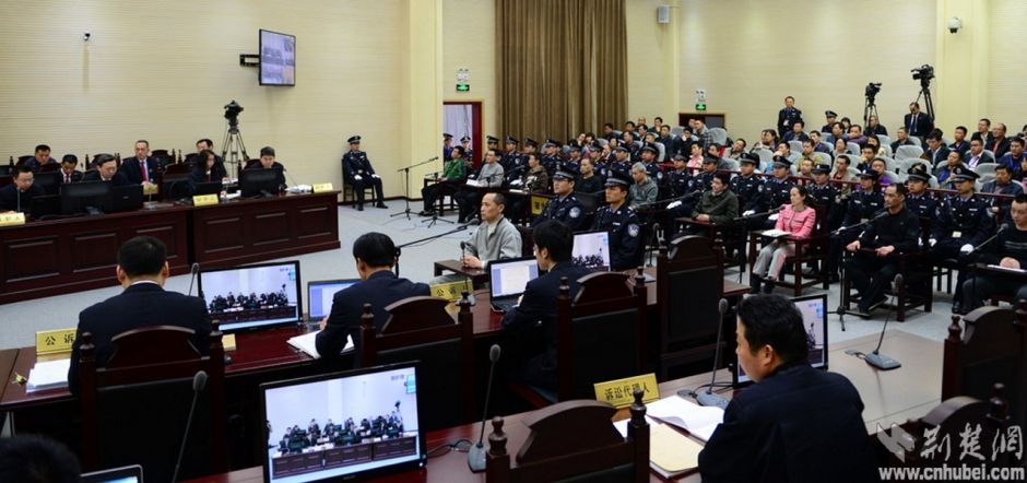 刘汉出庭受审 情绪失控痛哭