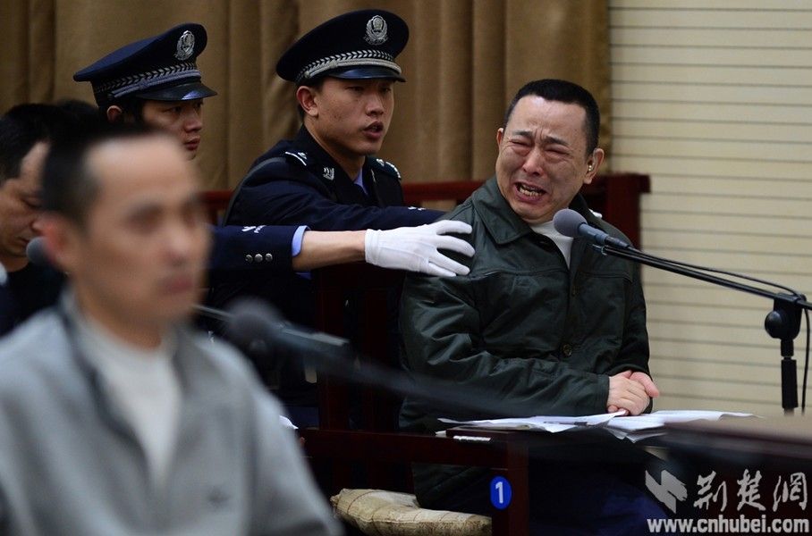 刘汉出庭受审 情绪失控痛哭