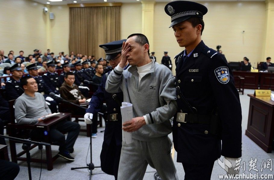 刘汉出庭受审 情绪失控痛哭