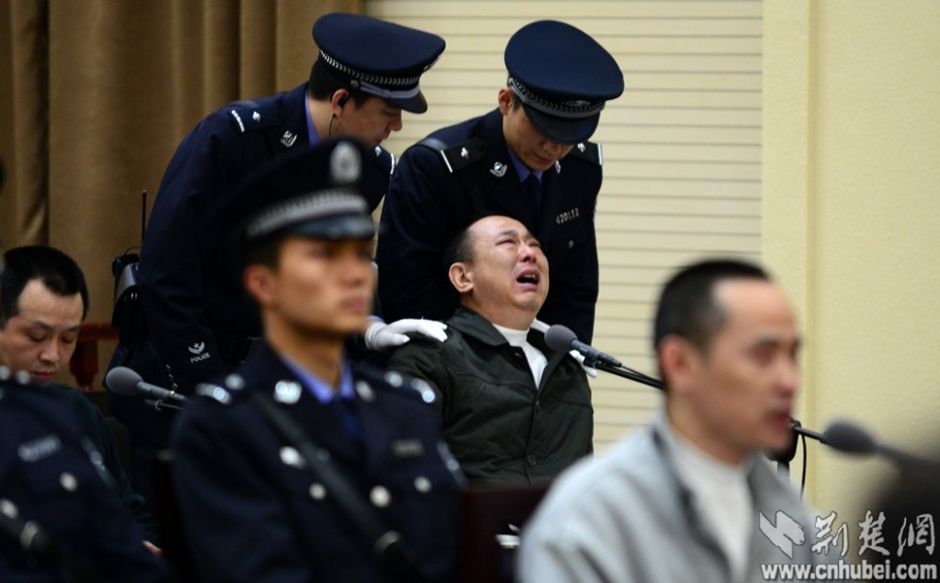 刘汉出庭受审 情绪失控痛哭