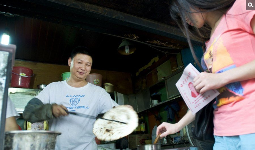 湖南一肉饼店老板因相貌引排队买饼