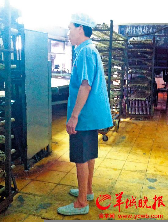 看了直想吐”、“这是给人吃的么?”、“监管部门在哪里?”……这是网友在跟帖中反映最多的声音。在网帖上传的9张照片中,成堆的米粉散落在污迹斑斑的地上,桌脚凳子下面也是米粉,作坊里的人全部赤脚踩在上面,网友称是“臭脚米粉”。6月7日、8日,“东莞臭脚米粉”的网帖一时被近百家媒体官方微博发布、数万网友转评。