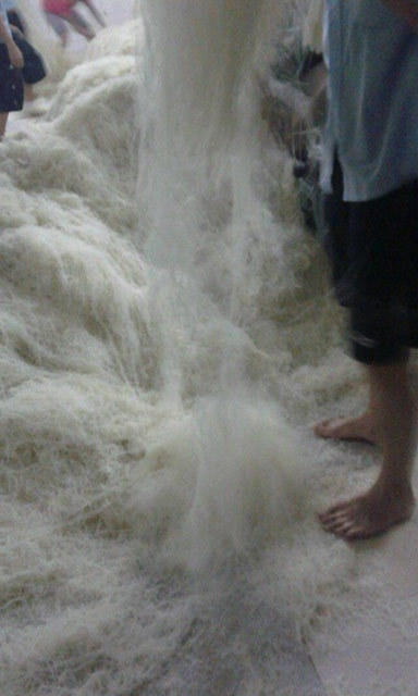 但无论事件真假,“东莞臭脚米粉”这样的网帖是具有一定杀伤力的。从大量网友的评论中可以看出,首先是市民感到不安,他们一直引以为傲的东莞米粉真是这样做出来的?平日里一食一饭能否确保安全?其次,是不少网友直指不堪入目的食品加工暴露出相关部门的监管缺位。还有不少人担心,可能此事并未发生在东莞,东莞再次被无端“污名化”。