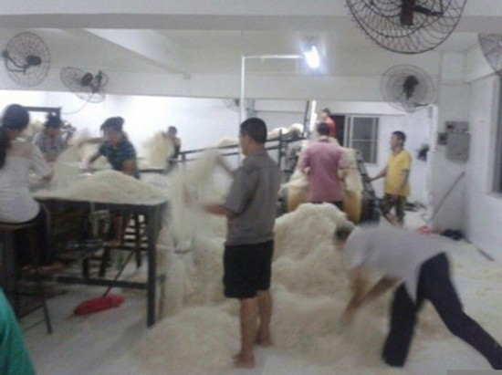 有网友建议,当涉及公共事务、关系到市民生命财产安全时,无论传言有多荒唐,都应该及时澄清,因为不会有“清者自清”,这种问题上并没有一个自我净化的机制,而需要事实的调查澄清,惩违法者以严法,还清白者以清誉。尤其是食品安全问题上,官方不站出来回应,清者永远会被污名化为“浊者”、“浊者”可能还在逍遥法外,危害市民的身体健康。