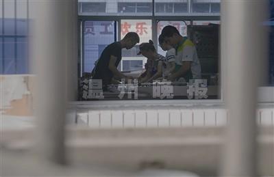 记者揭消毒餐具十大黑幕：带血迹餐具包装&ldquo;过关&rdquo;