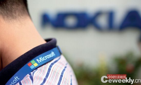　8月1日，北京，原诺基亚北京研发中心门口，一名佩戴微软工牌的诺基亚老员工在抗议。 《中国经济周刊》记者 肖翊I摄