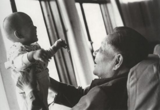 1980年7月，76岁的邓小平与孙子在三峡船上。