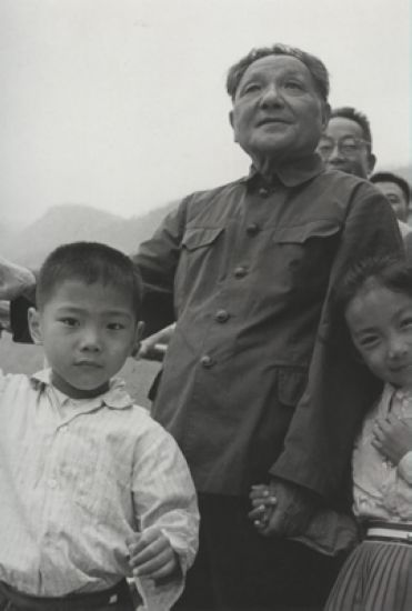 1980年7月，邓小平在长江三峡和孙辈在一起。