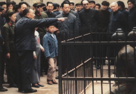 1983年2月，在杭州岳飞墓秦桧跪象前，邓小平给外孙故事。