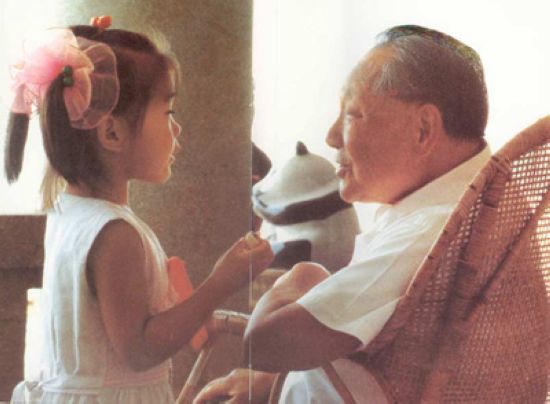 1983年，邓小平与外孙女。