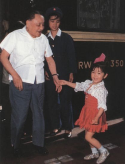 1983年春，邓小平视察归来，与外孙女在一起。