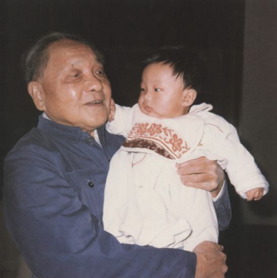 1985年11月9日，邓小平和孙子邓卓棣在北京家中。
