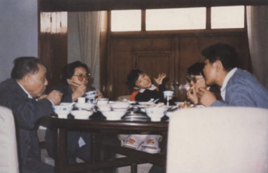 1986年4月6日，邓小平和家人一起吃饭。