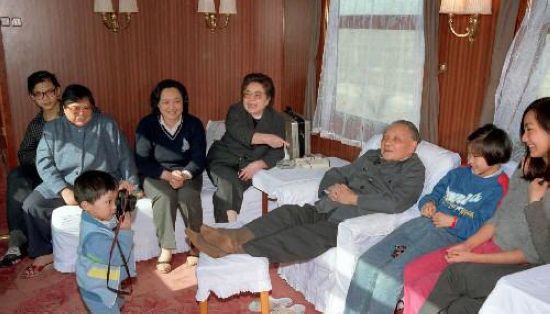 1988年2月，邓小平夫妇和女儿、孙子等在一起。