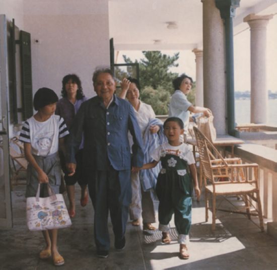 邓小平与家人在北戴河。