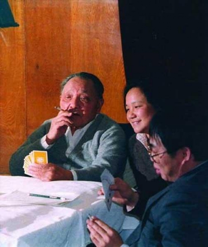 邓小平与聂卫平打牌。