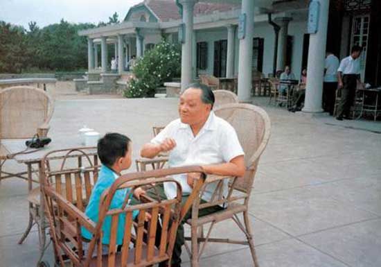 邓小平晚年与邓卓棣在北戴河。