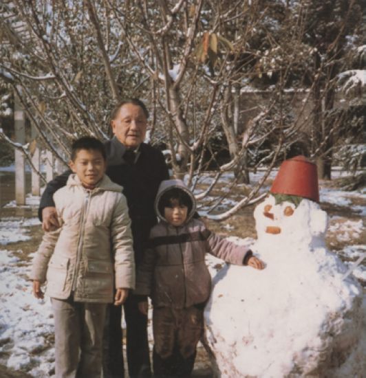 邓小平晚年与孙辈合影。