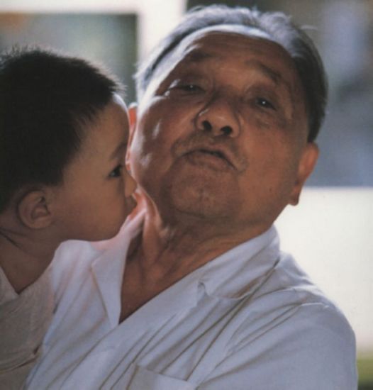 在北戴河海水浴场，邓卓棣亲吻邓小平。