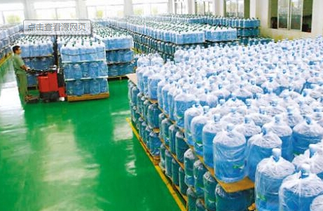 怡宝纯净水菌落超标1400多倍 称问题在流通环节