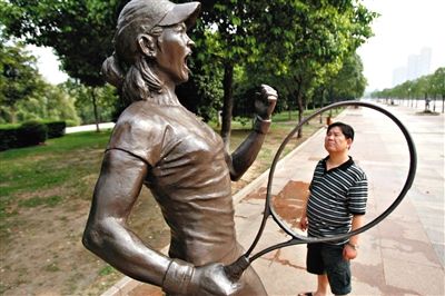 C罗铜像雕塑画外音：体坛名人雕像盘点