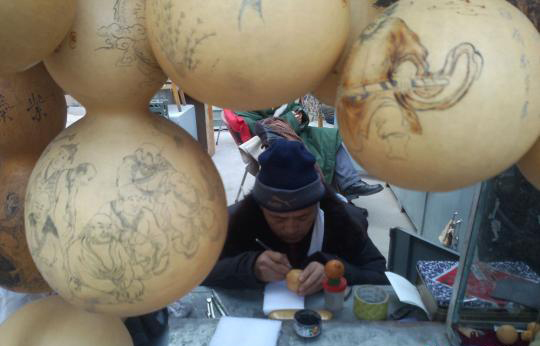 兰州民间葫芦艺人祖传四代刻画&ldquo;百态人生&rdquo;