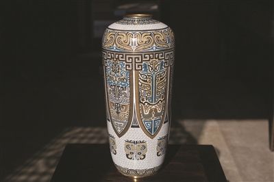 一件景泰蓝 十件官窑器