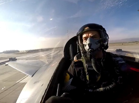 62岁空军司令乘机完成高难动作