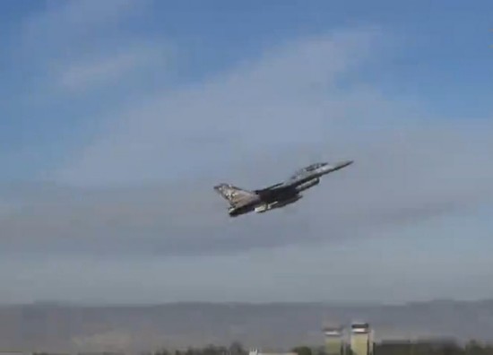 62岁空军司令乘机完成高难动作