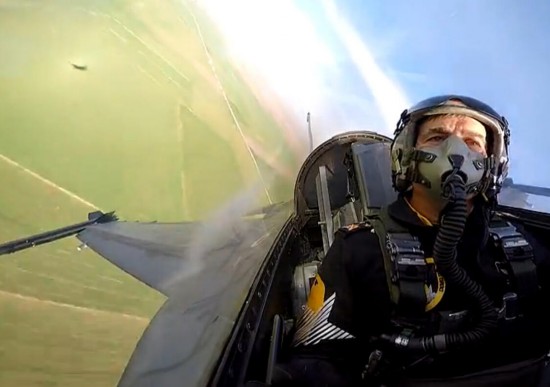 62岁空军司令乘机完成高难动作