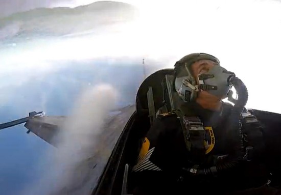 62岁空军司令乘机完成高难动作